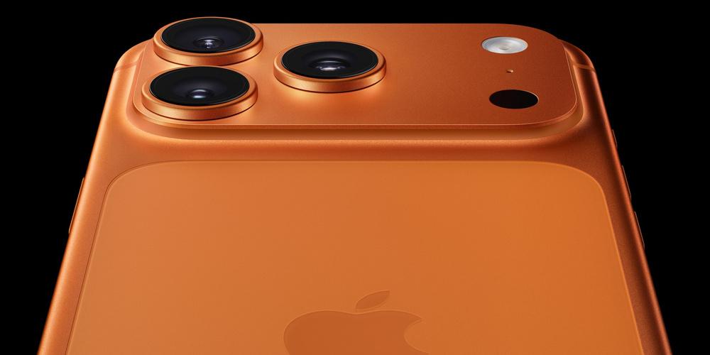 Nahaufnahme der Rückseite eines orangefarbenen iPhone 17 Pro Max mit drei großen Kameralinsen, Blitz und Sensor auf schwarzem Hintergrund
