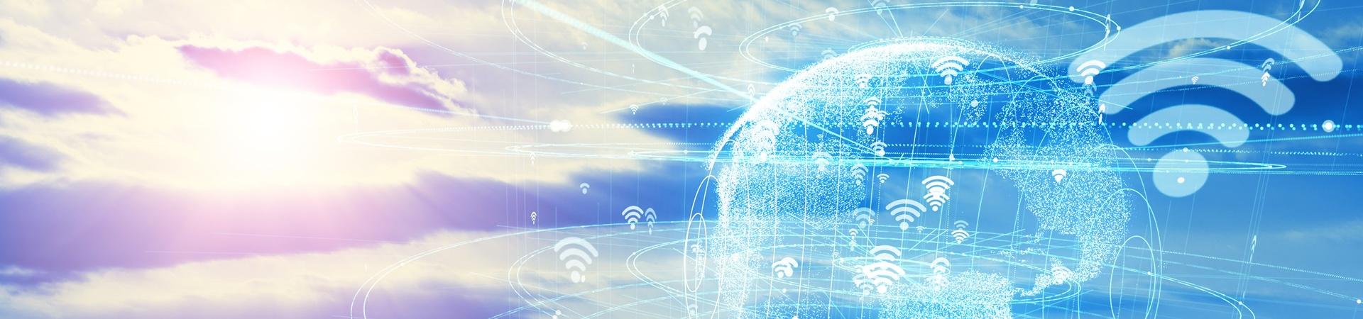 Digitale WLAN-Symbole und Netzwerklinien über einer Stadt mit leuchtender Weltkugel