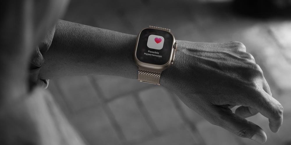 Apple Watch am Handgelenk zeigt eine Warnung zu möglichem Bluthochdruck.