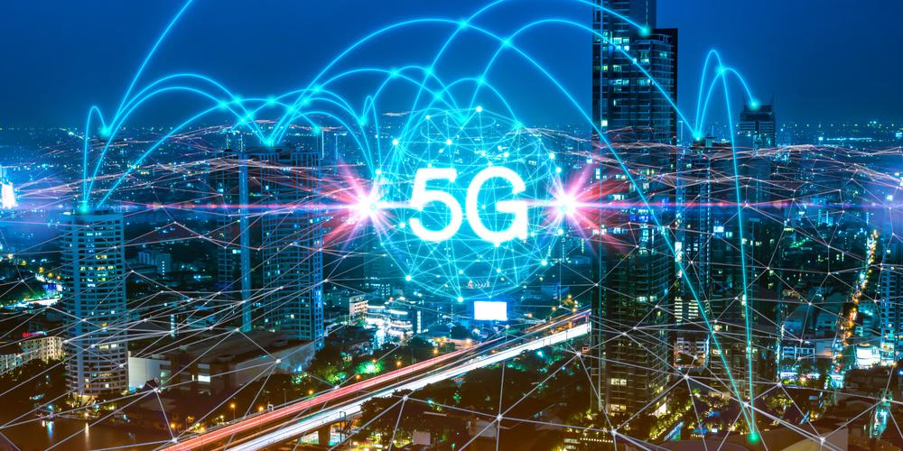 5G-Netzwerk über beleuchteter Stadt bei Nacht mit digitalen Verbindungen.