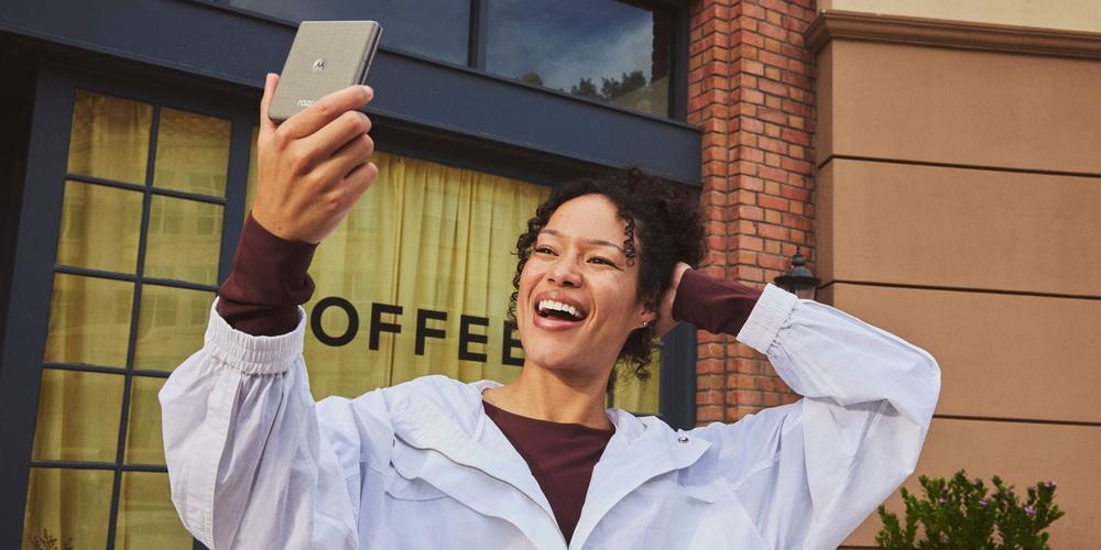 Frau macht ein Selfie mit einem faltbaren Smartphone