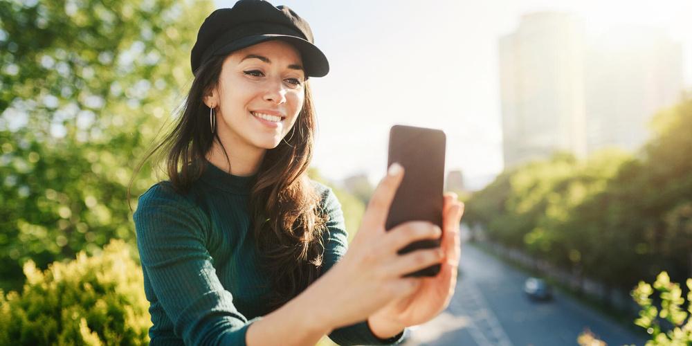Frau macht ein Selfie mit einem Smartphone