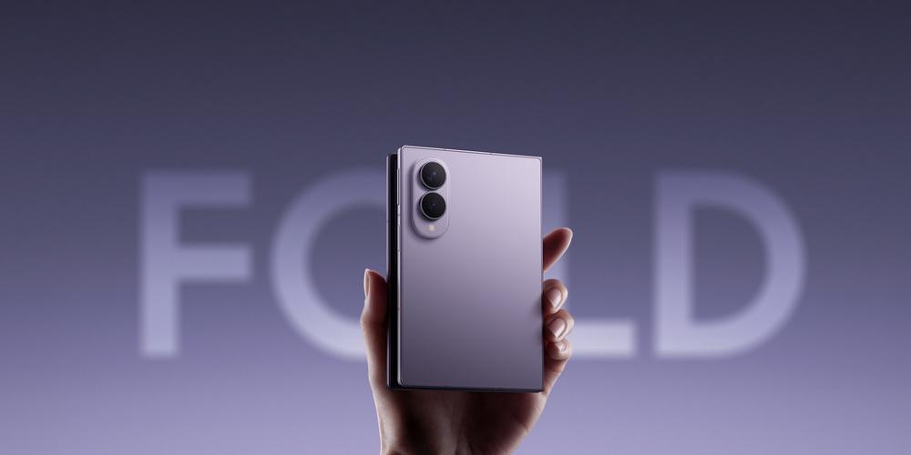 Eine Hand hält ein Samsung Galaxy Z Fold
