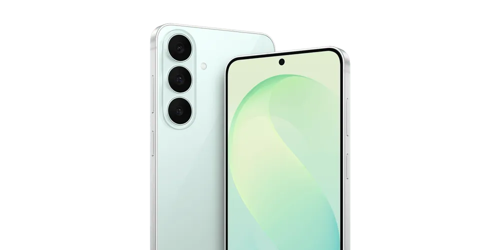 Samsung Galaxy S26 FE in heller grüner Farbe, Vorder- und Rückseite mit Triple-Kamera