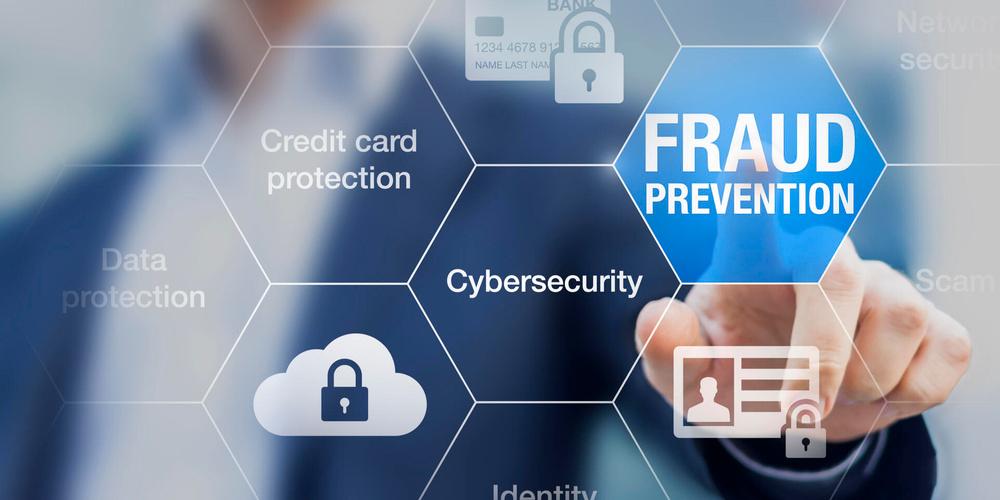 Mann tippt mit seinem Finger auf eine Kachel mit dem Wort „Fraud Prevention“