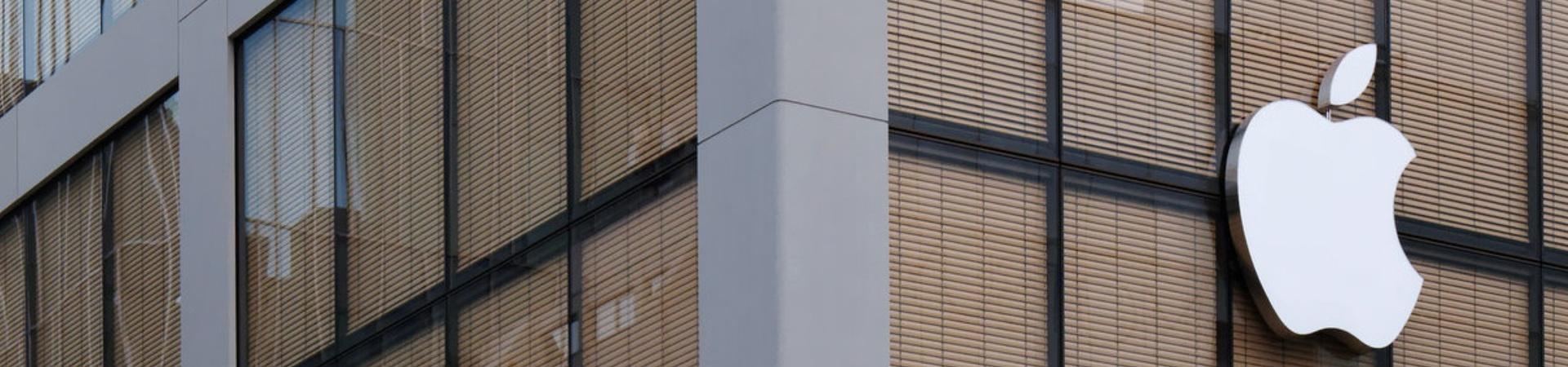 Fassade eines Apple Stores mit großem Apple-Logo an der Glasfront