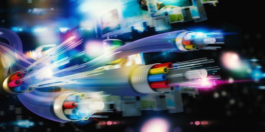 Glasfaserkabel mit leuchtenden Lichtsignalen als Symbol für schnelle Datenübertragung und digitale Vernetzung.