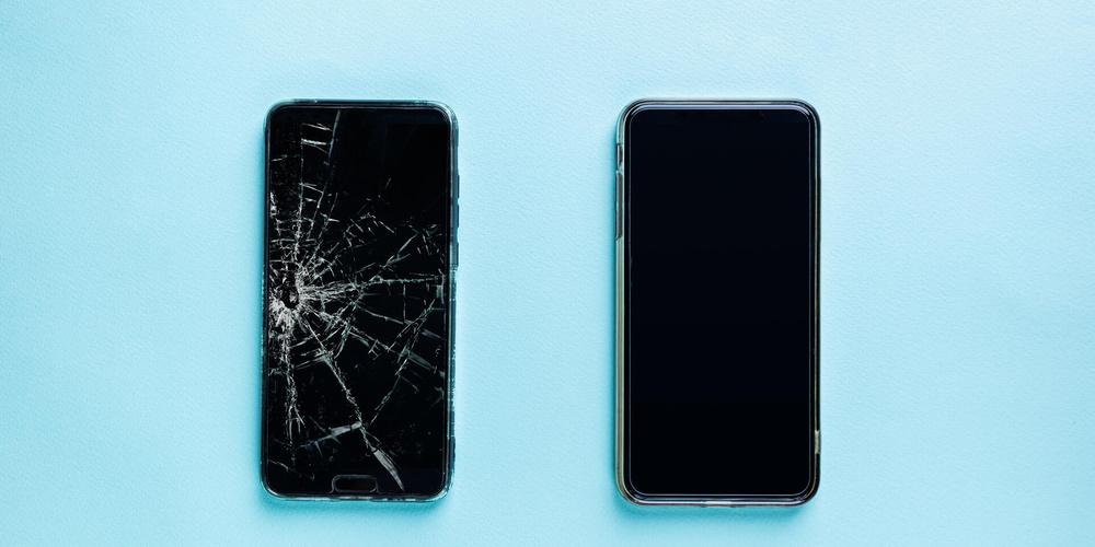 Zwei Smartphones auf hellem Hintergrund: Links ein Gerät mit stark beschädigtem Display, rechts ein funktionsfähiges Smartphone mit intaktem Bildschirm