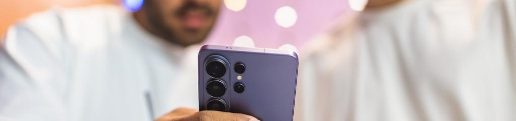 Vier Samsung Galaxy S26 Ultra in verschiedenen Farben liegen mit sichtbarer Rückseite und Kameramodulen auf einer hellen Fläche