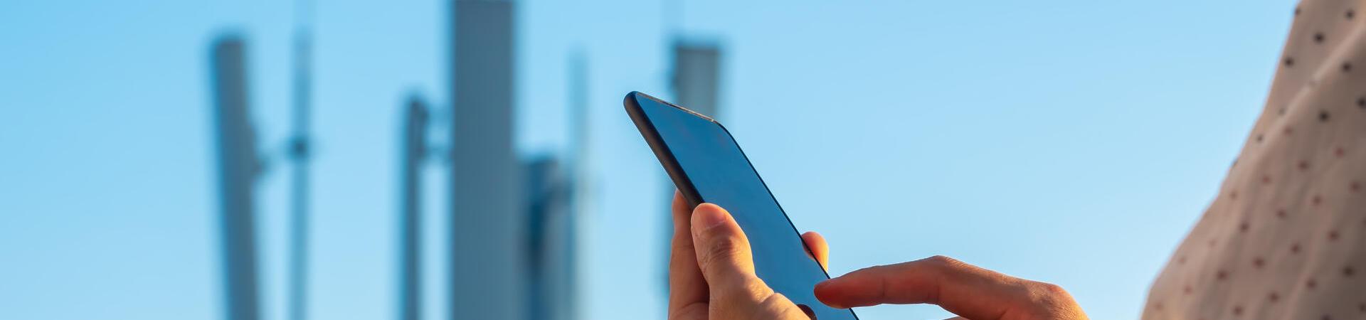 Person hält ein Handy in der Hand