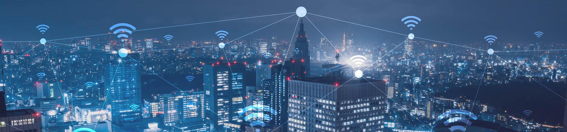 Vernetzte Großstadt bei Nacht mit WLAN-Symbolen