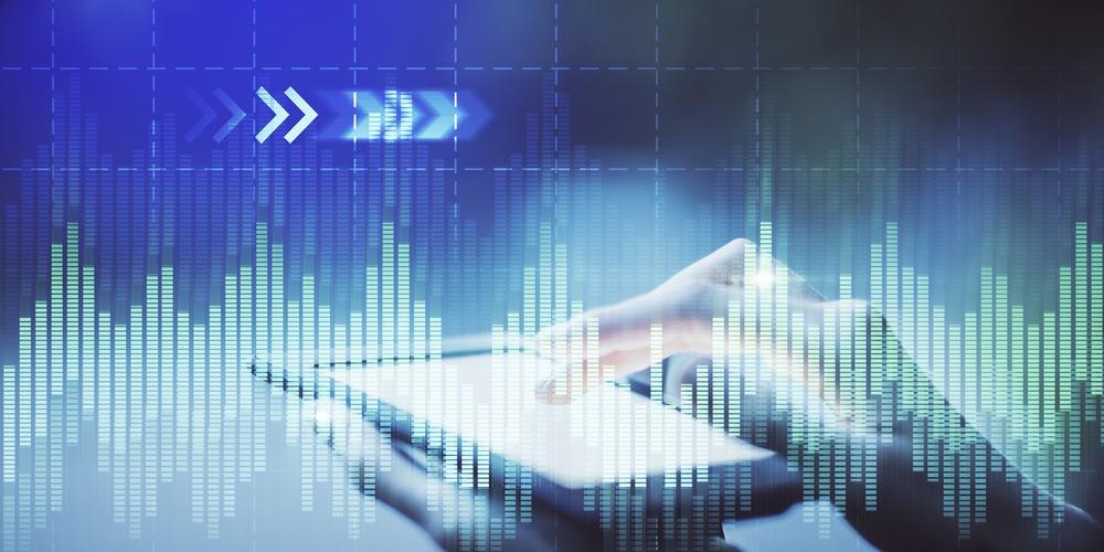 Eine Person hält ein Tablet in der Hand, darüber liegen leuchtende Linien als Symbol für das Mobilfunknetz