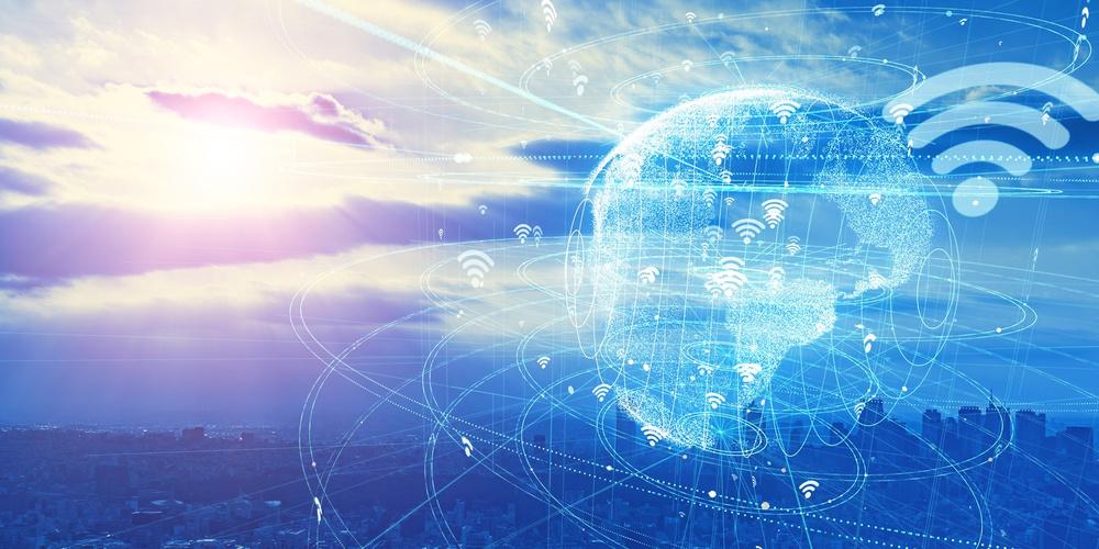 Digitale WLAN-Symbole und Netzwerklinien über einer Stadt mit leuchtender Weltkugel