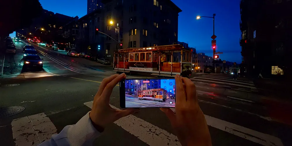 Vorgängermodell des Galaxy S27 Ultra beim Nachtfoto eines Cable Cars