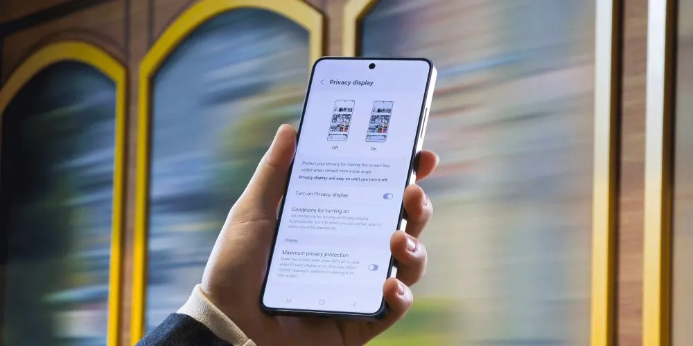 Smartphone mit geöffneten Sichtschutz-Einstellungen vor verschwommenem Hintergrund
