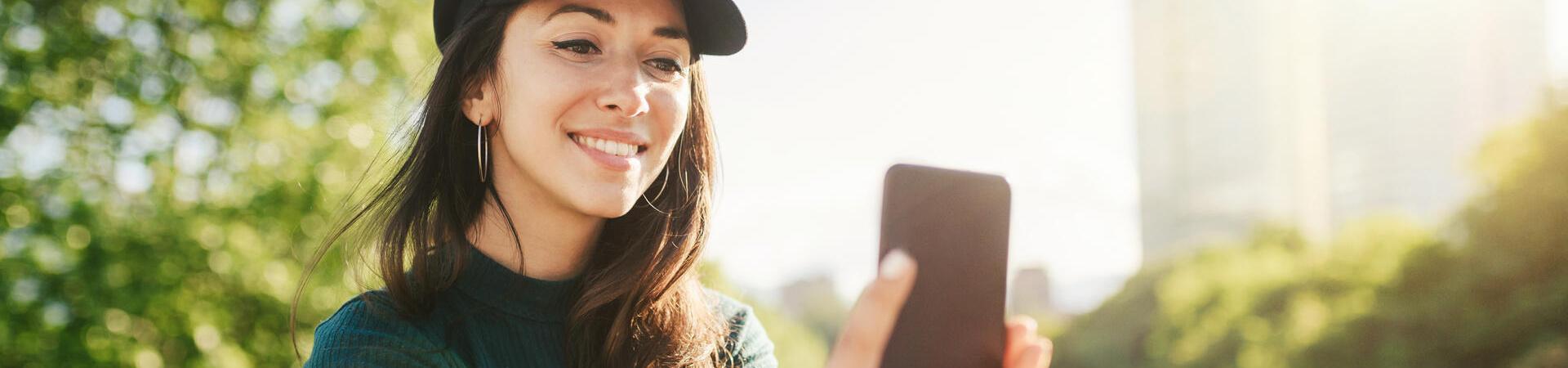 Frau macht ein Selfie mit einem Smartphone