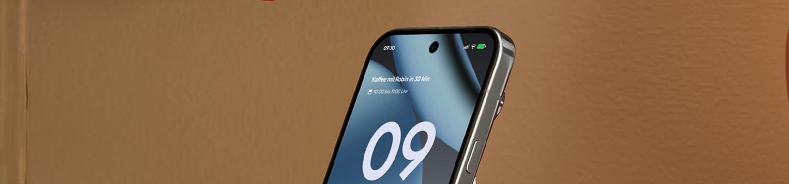 Vorgängermodell des Google Pixel 11 lädt kabellos auf einem Nachttisch