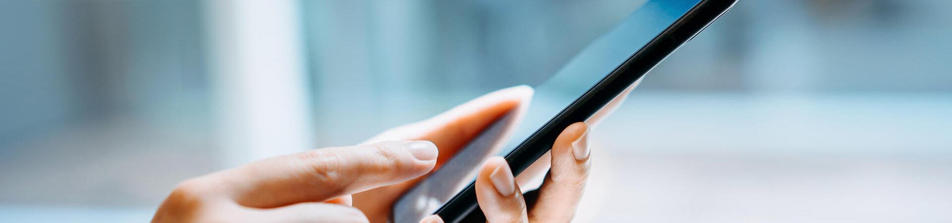 Person hält ein Handy in der Hand