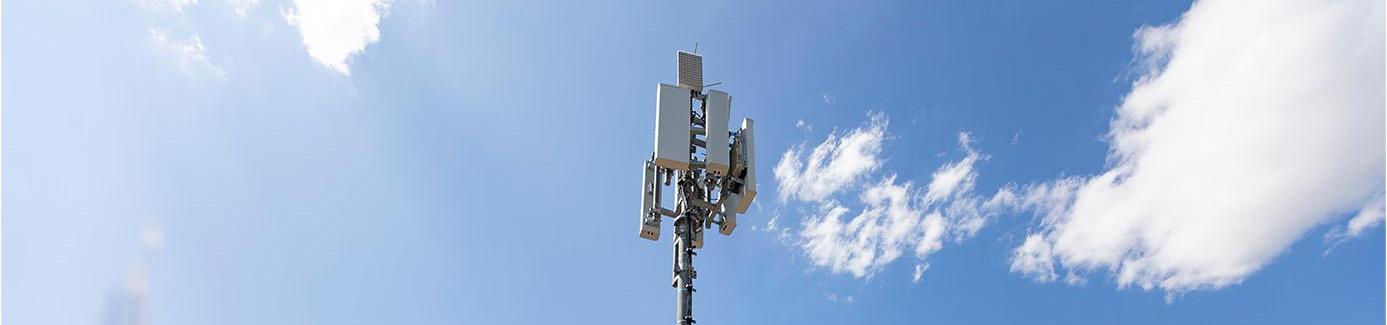 Mobilfunkantenne in einem Feld