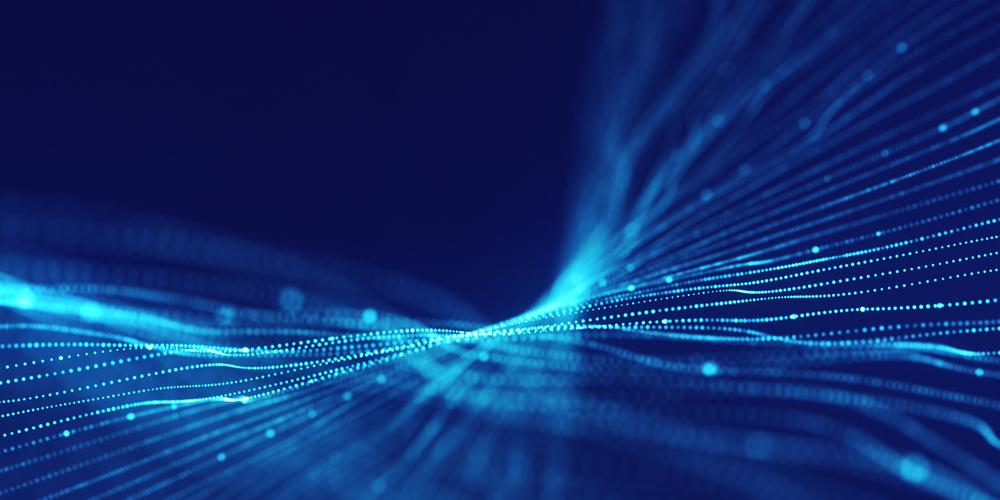 Abstrakte Darstellung von Datenströmen als leuchtende, blaue Linien und Punkte auf dunklem Hintergrund