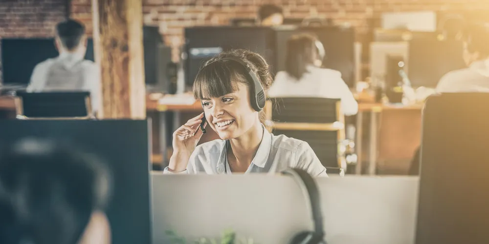 Mitarbeiterin im Kundenservice telefoniert mit Headset