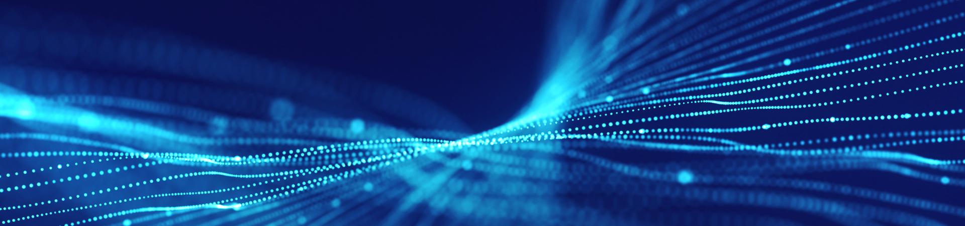 Abstrakte Darstellung von Datenströmen als leuchtende, blaue Linien und Punkte auf dunklem Hintergrund