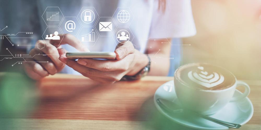 Ein Smartphone mit digitalen Symbolen darüber