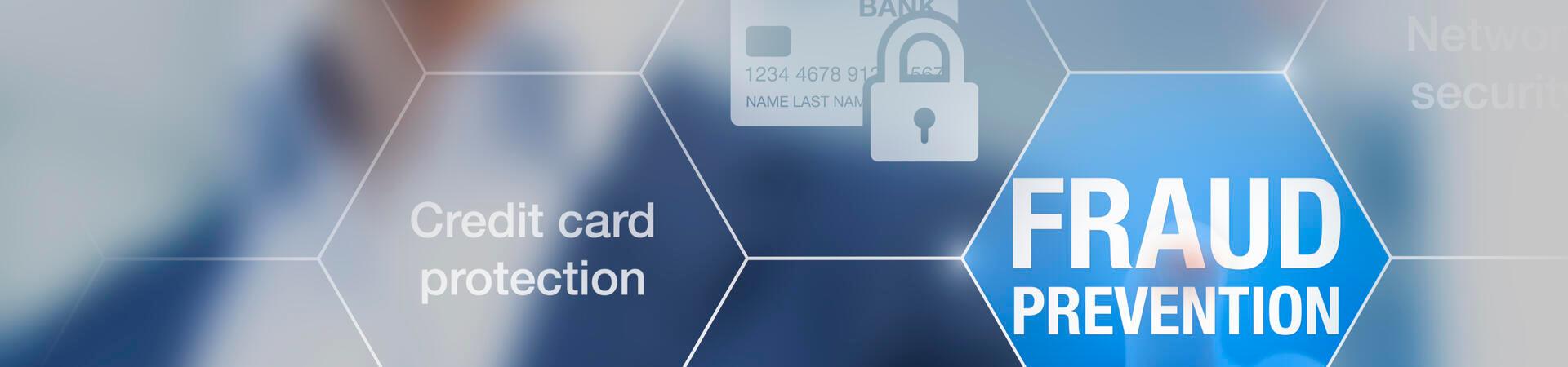 Mann tippt mit seinem Finger auf eine Kachel mit dem Wort „Fraud Prevention“