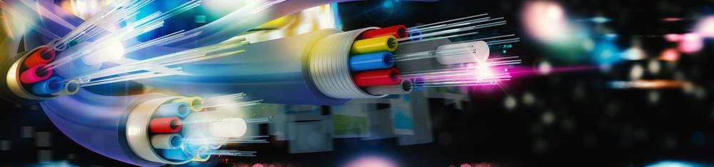 Glasfaserkabel mit leuchtenden Lichtsignalen als Symbol für schnelle Datenübertragung und digitale Vernetzung.