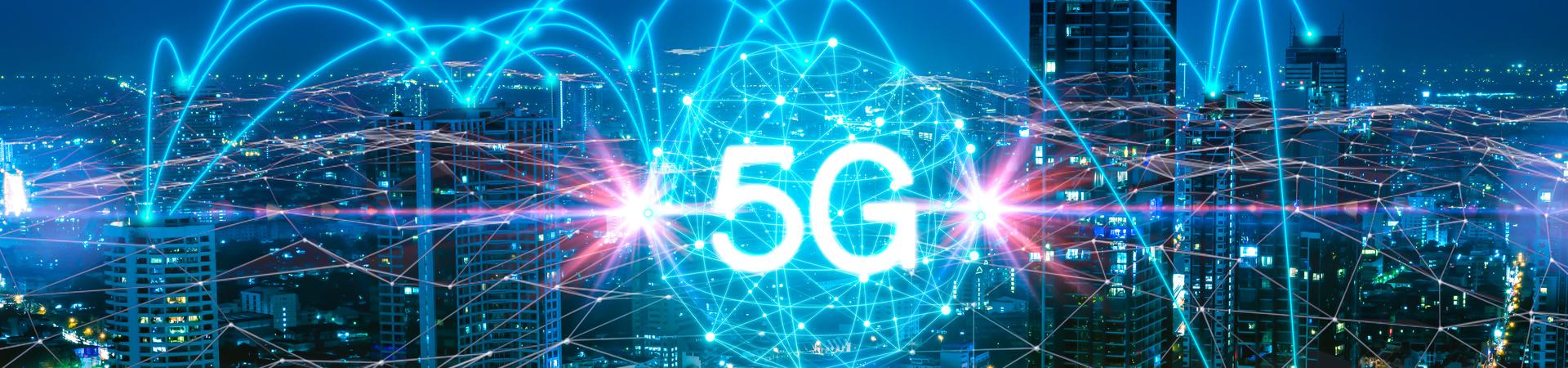 5G-Netzwerk über beleuchteter Stadt bei Nacht mit digitalen Verbindungen.
