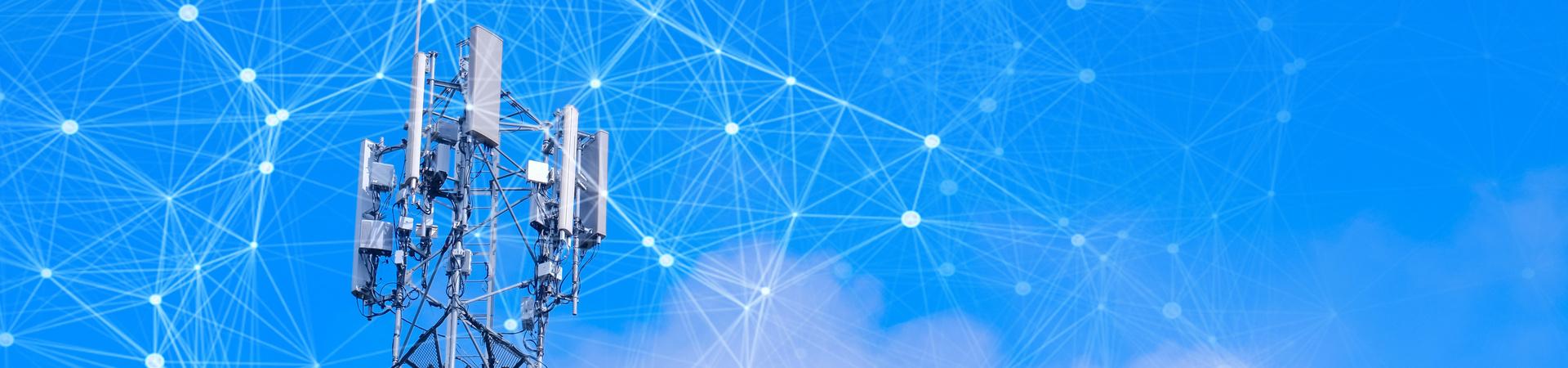 Mobilfunkmast vor blauem Himmel, darüber grafisch dargestelltes Netzwerk aus verbundenen Punkten und Linien