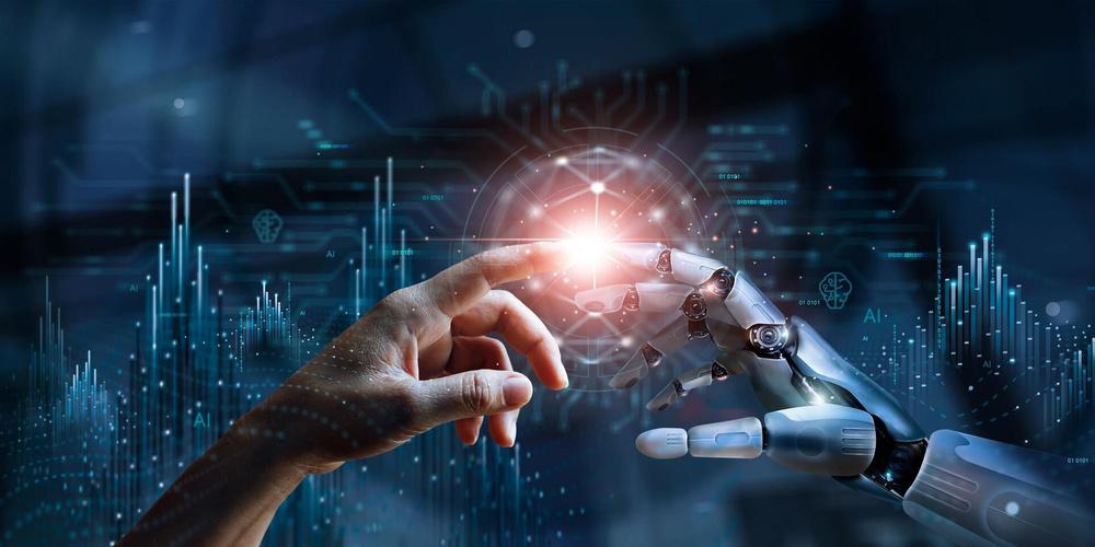 Eine menschliche Hand und eine Roboterhand berühren sich mit den Fingerspitzen vor einem futuristischen Hintergrund