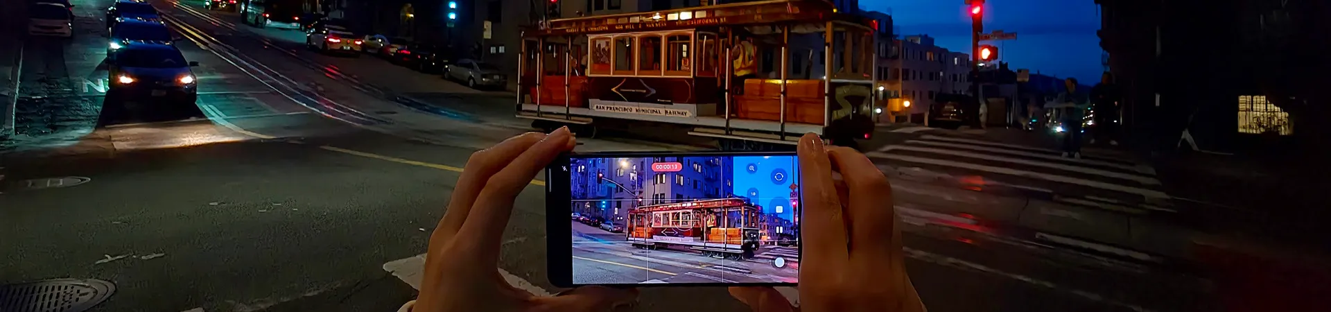 Vorgängermodell des Galaxy S27 Ultra beim Nachtfoto eines Cable Cars
