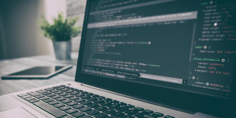 Laptop mit geöffneter Entwicklungsumgebung