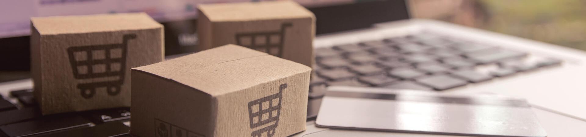 Verpackungen und eine Kreditkarte auf einem Laptop