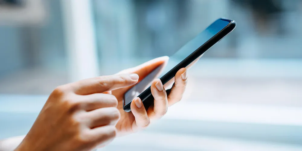 Person hält ein Handy in der Hand