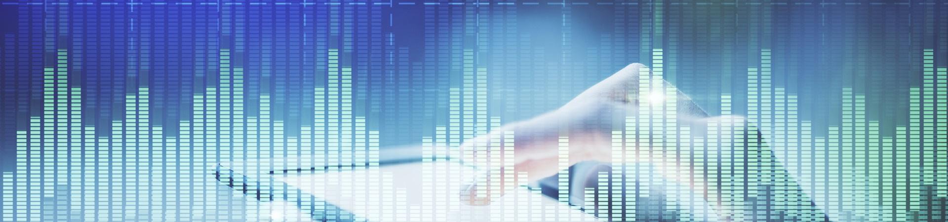 Eine Person hält ein Tablet in der Hand, darüber liegen leuchtende Linien als Symbol für das Mobilfunknetz