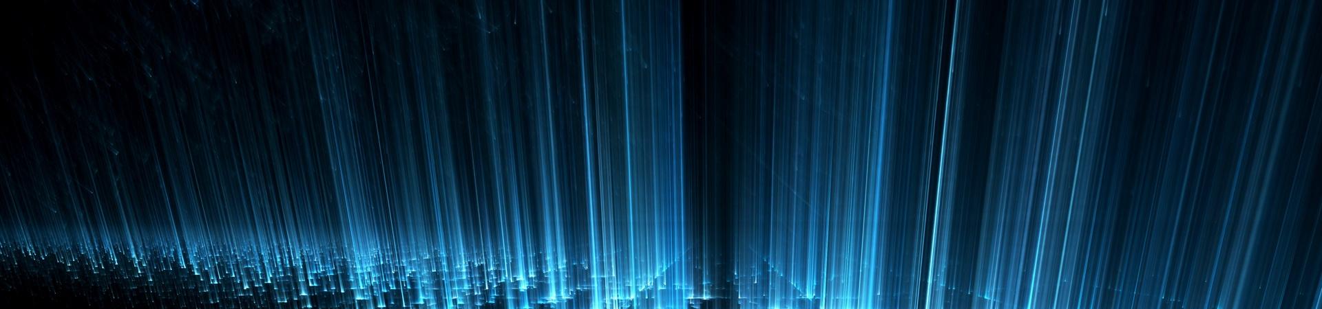 Schnelle Datenübertragung in der Stadt bei Nacht, visualisiert durch Lichtspuren entlang einer Straße zwischen Hochhäusern