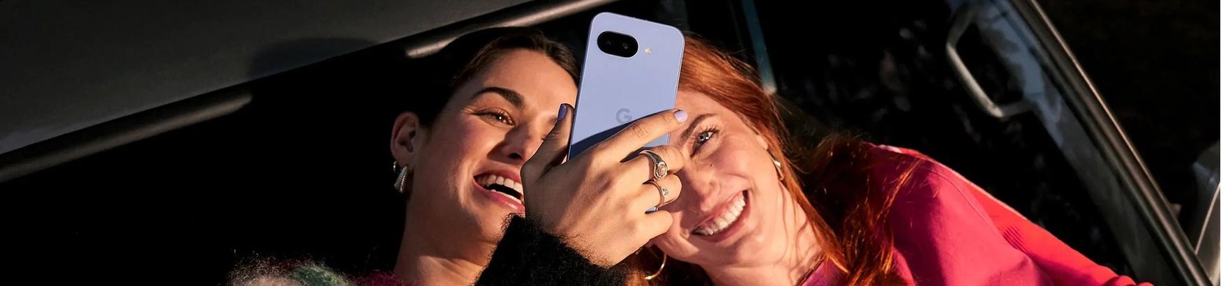Zwei Personen machen ein Selfie mit einem Google Pixel Smartphone