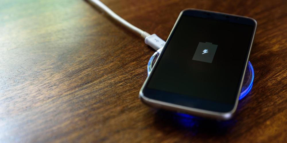 Ein Smartphone wird kabellos geladen