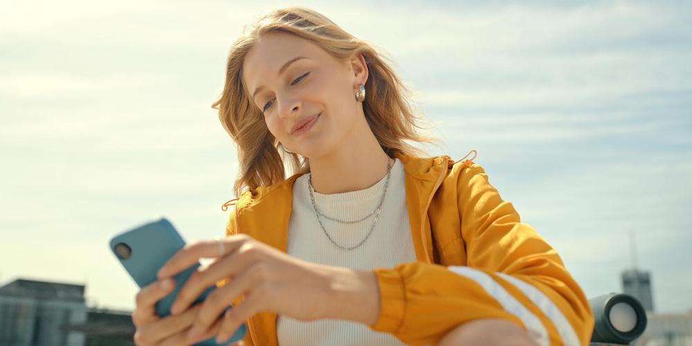 Eine Frau guckt auf ihr Smartphone