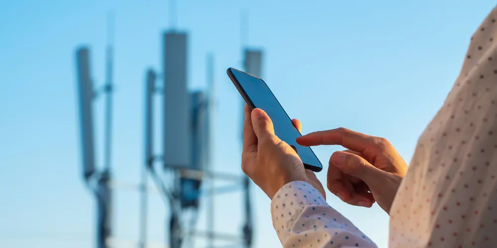 Person hält ein Handy in der Hand