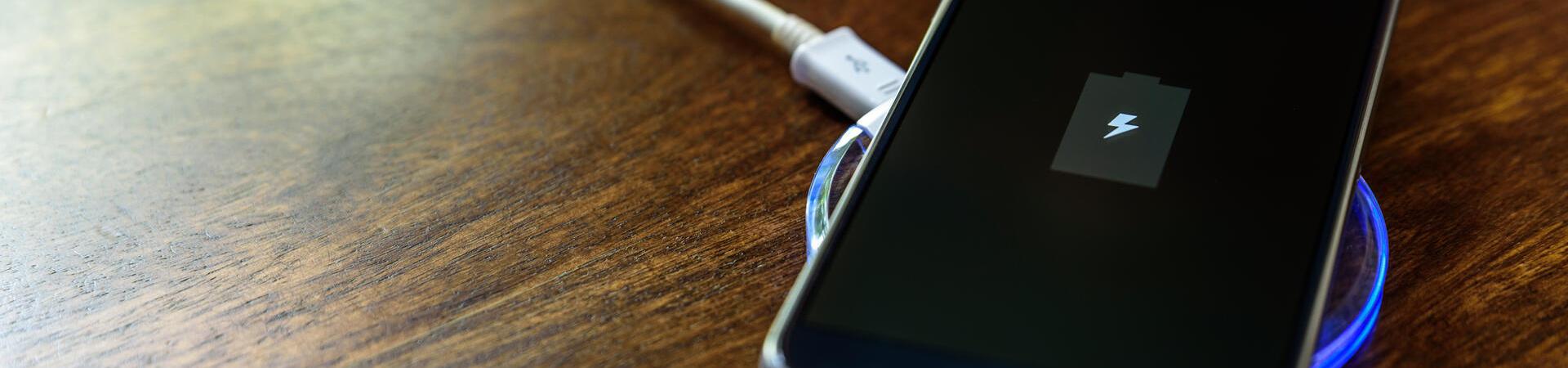 Ein Smartphone wird kabellos geladen