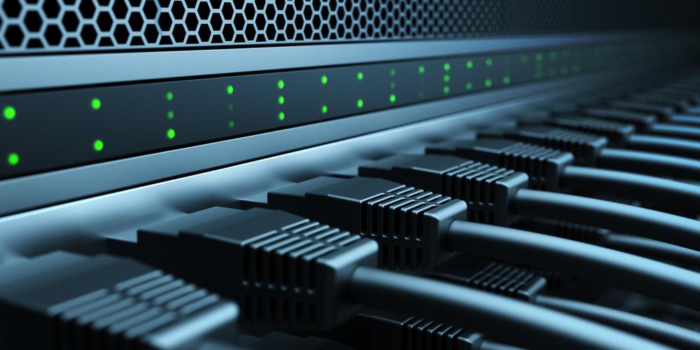 Nahaufnahme mehrerer eingesteckter Netzwerkkabel in einem Internetanschluss mit leuchtenden grünen Statusanzeigen