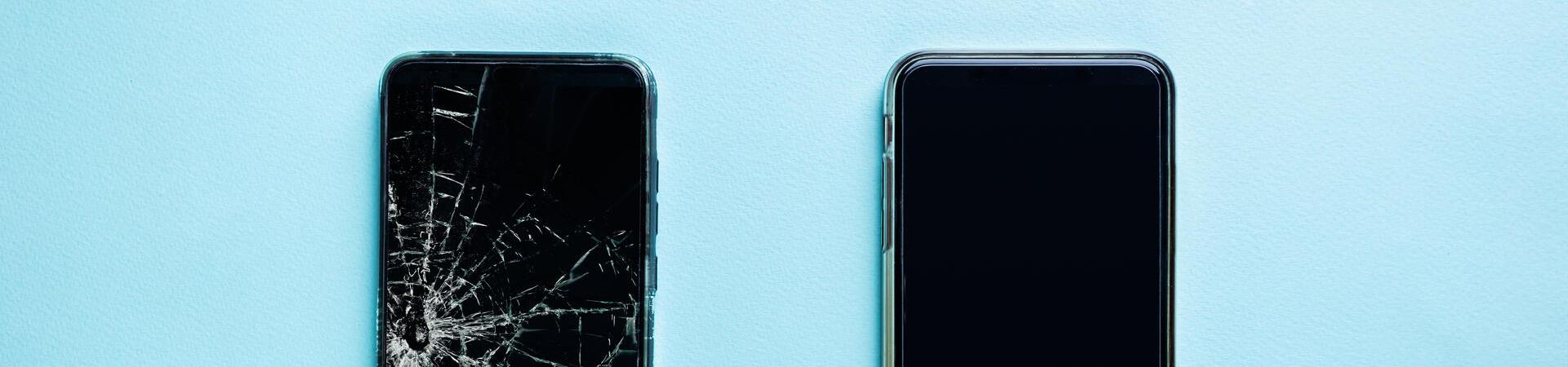 Zwei Smartphones auf hellem Hintergrund: Links ein Gerät mit stark beschädigtem Display, rechts ein funktionsfähiges Smartphone mit intaktem Bildschirm