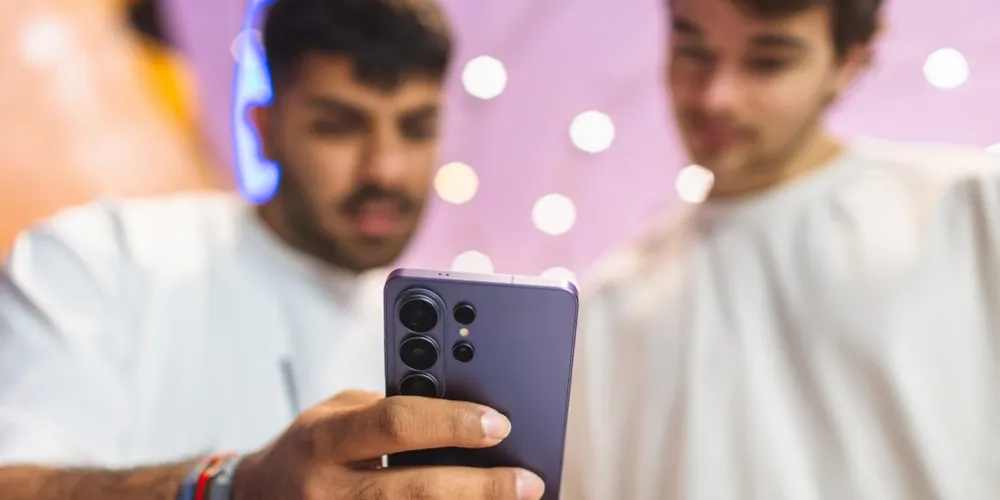 Vier Samsung Galaxy S26 Ultra in verschiedenen Farben liegen mit sichtbarer Rückseite und Kameramodulen auf einer hellen Fläche