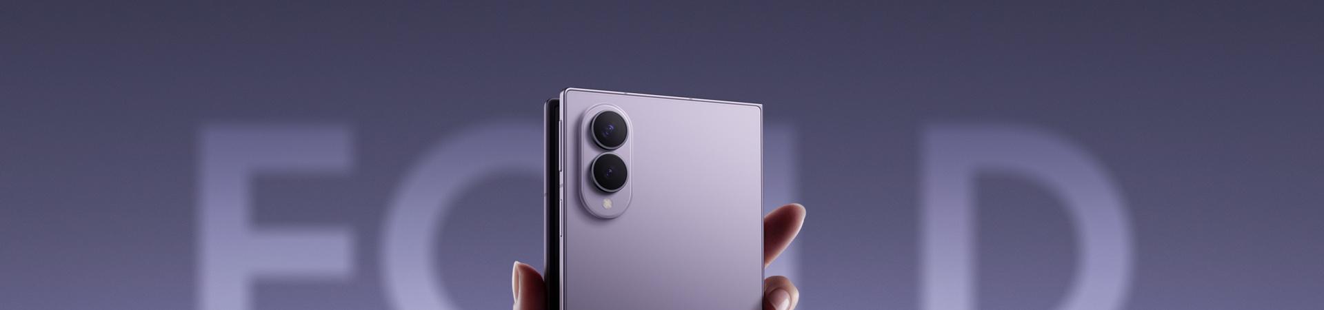 Eine Hand hält ein Samsung Galaxy Z Fold