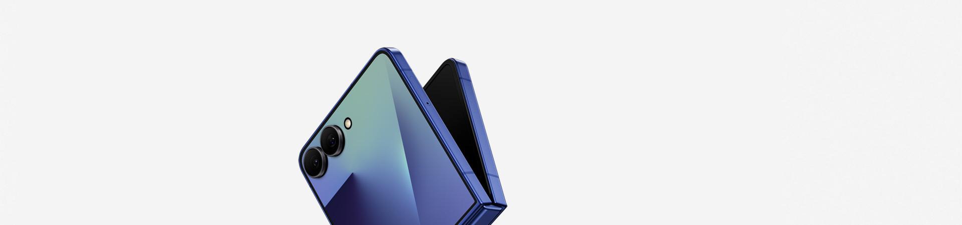 Halb aufgeklapptes Samsung Galaxy Z Flip7 als Vorgängermodell des erwarteten Galaxy Z Flip8