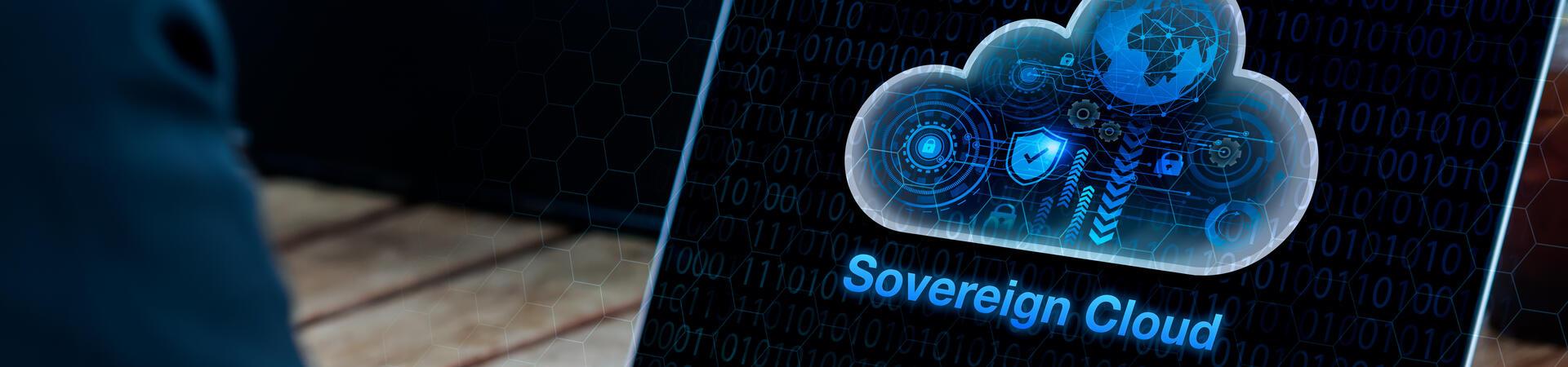 Ein aufgeklappter Laptop, auf dessen Bildschirm „Sovereign Cloud“ steht; jemand tippt auf der Tastatur