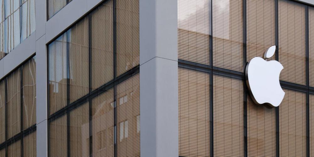 Fassade eines Apple Stores mit großem Apple-Logo an der Glasfront